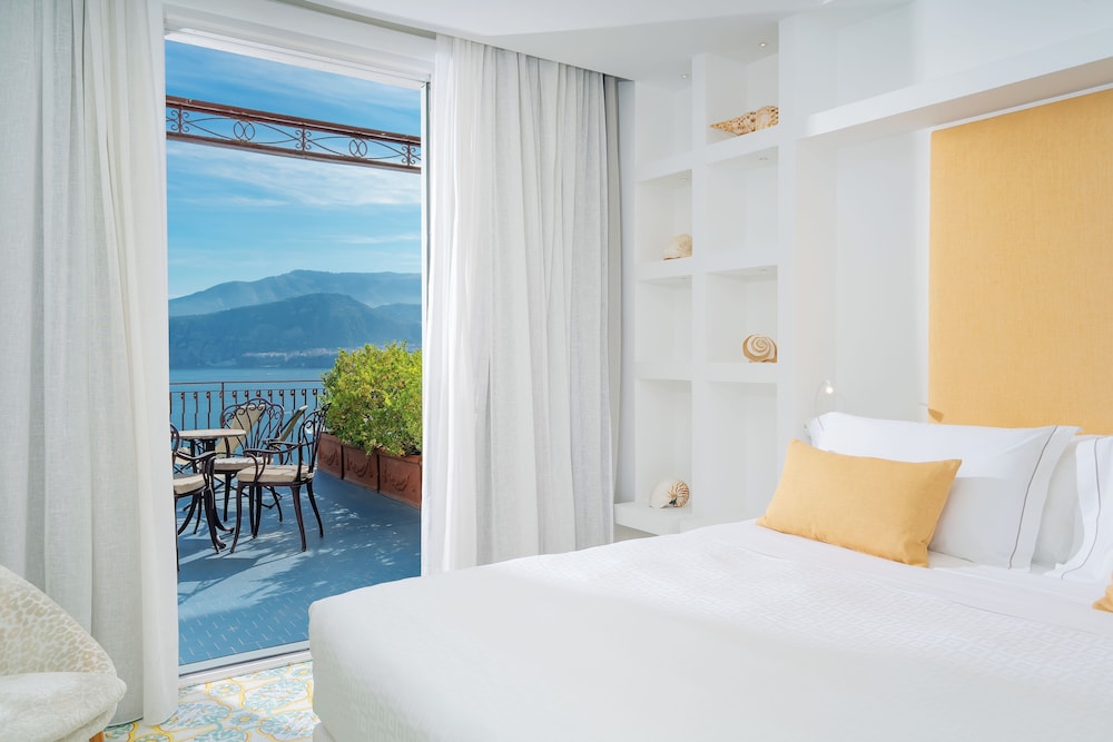 DELUXE, DOUBLE OR TWIN BED, SEA VIEW, BALCONY