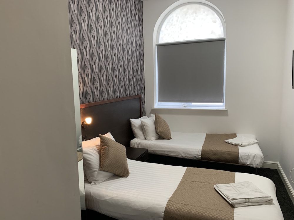 IBI Imperial Salford (ex Trivelles Hotel Manchester - Cross Lane) 42/62