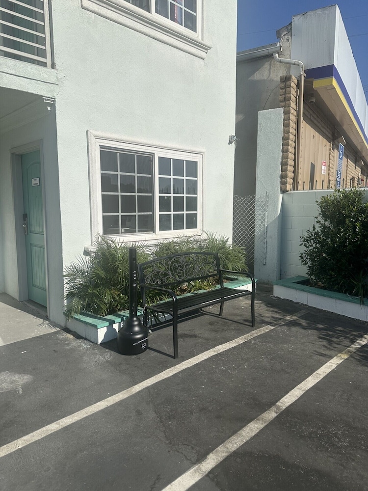 Super 8 by Wyndham Oceanside Downtown 41/50