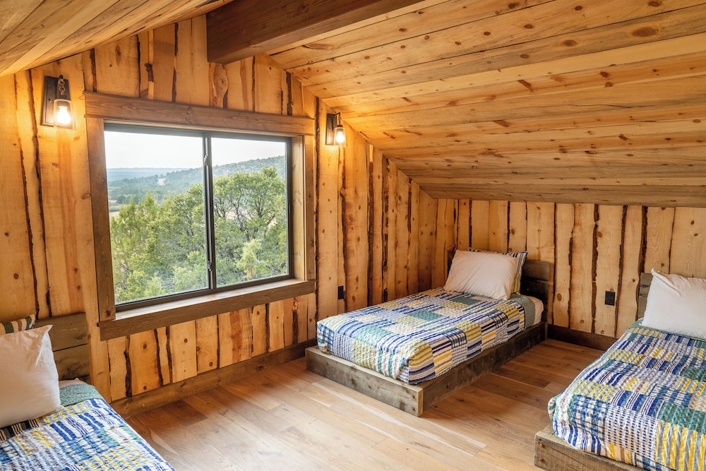 Lodge, 6 Beds, 3 King Beds، Zion Mountain Ranch 4/8