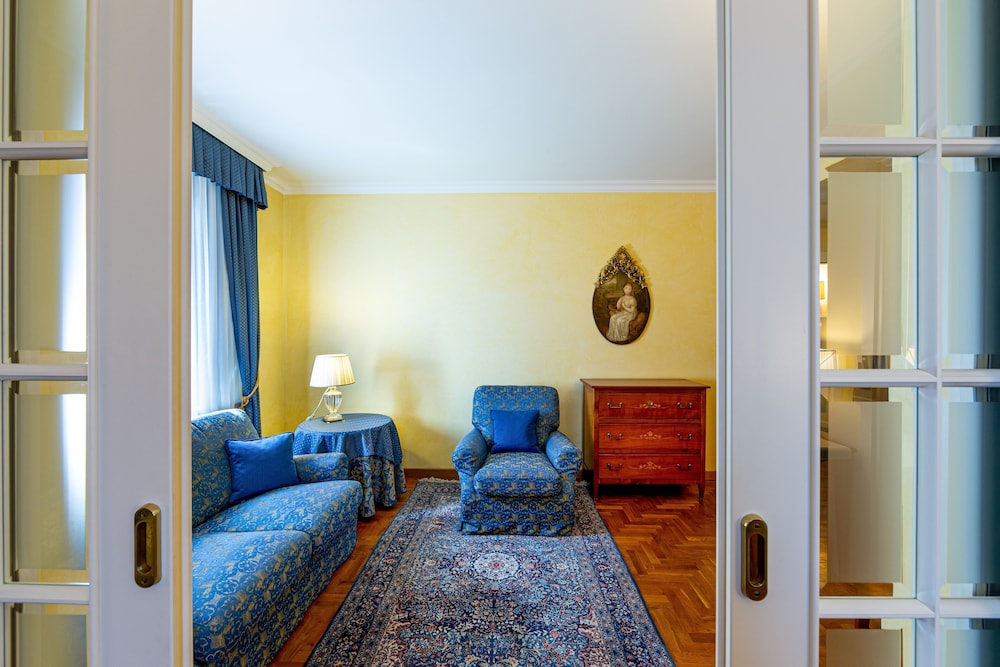 Ambassador Palace 34/50