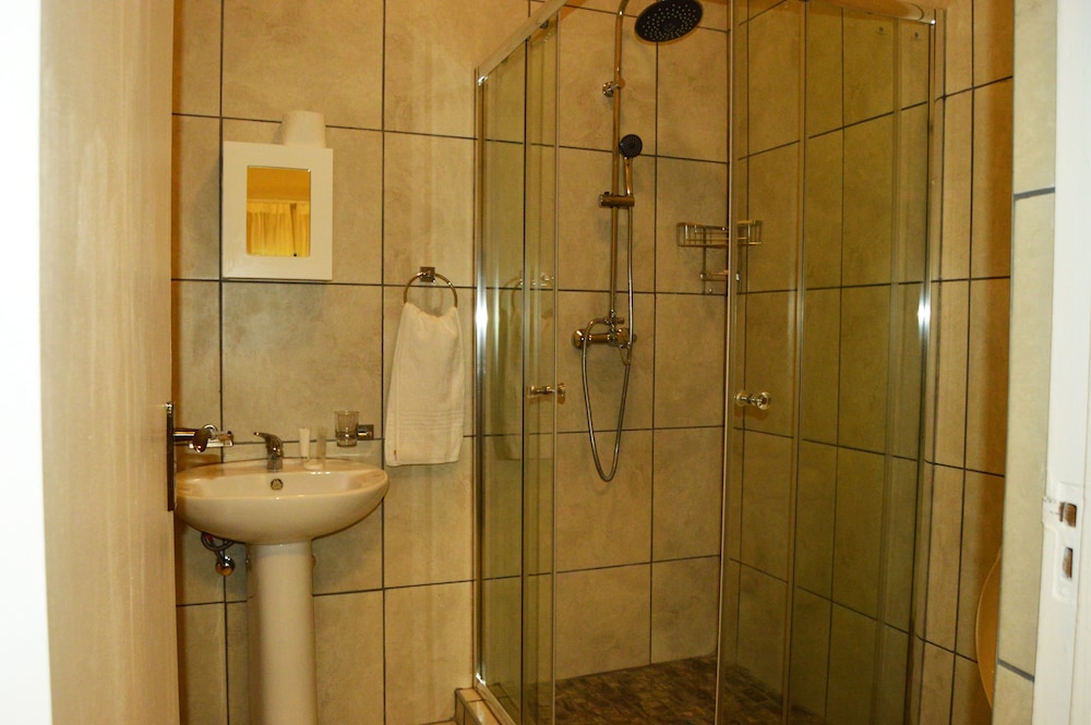 Crystal Rose Lodge and Spa 49/50