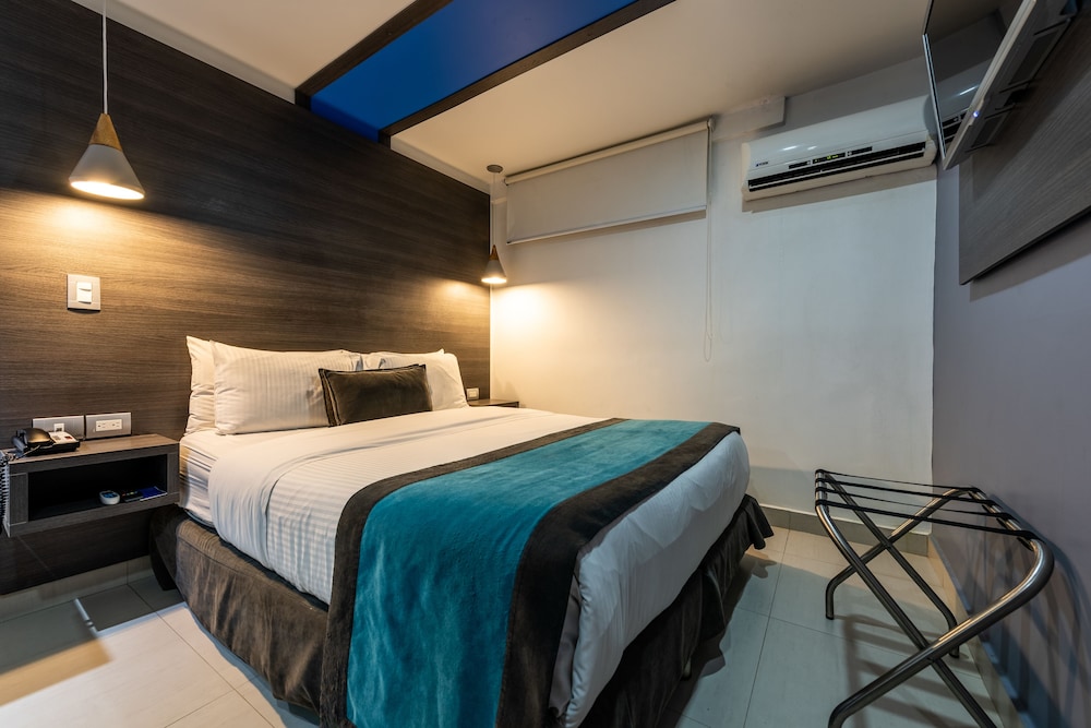 HOTEL BLUE CONCEPT 16/65