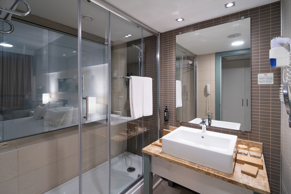 غرفة سوبيريور عائلية بسرير كوين وسريرين منفصلين بإطلالة على البحر، Arcanus Hotels Sorgun 6/6