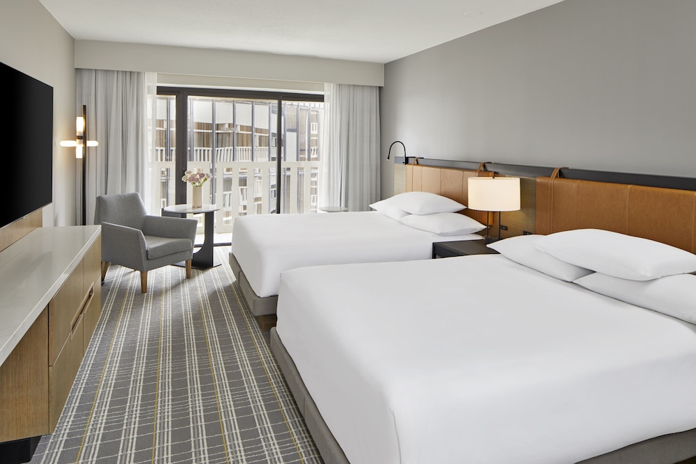 room, 2 queen beds, balcony
