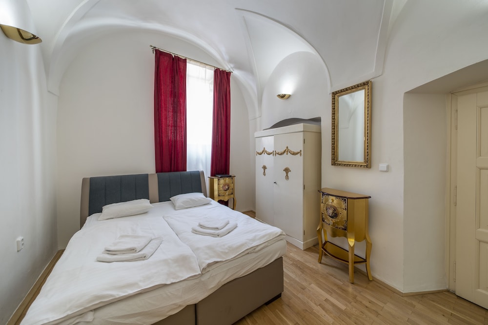 Junior, Studio, Queen Bed, Kitchenette, Courtyard Area