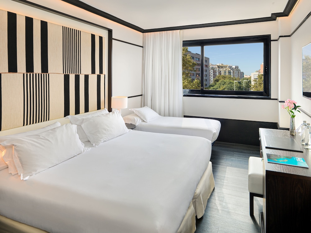 Barcelona, Classic, 1 Double and 1 Single Bed, with Extra Bed