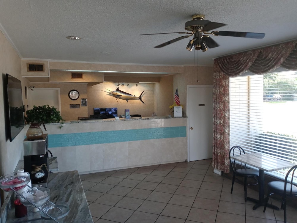 Hole Inn the Wall Hotel - Sunset Plaza - Fort Walton Beach 7/50