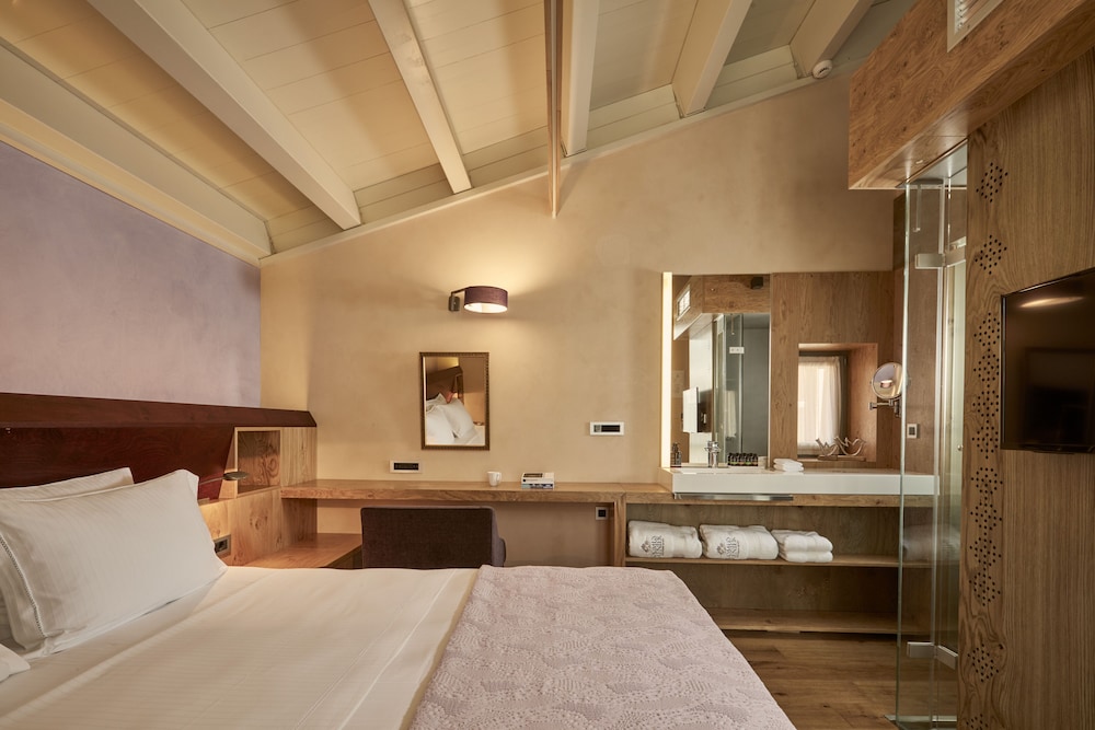 Junior Suite, Queen Bed, Outdoor Jetted Tub
