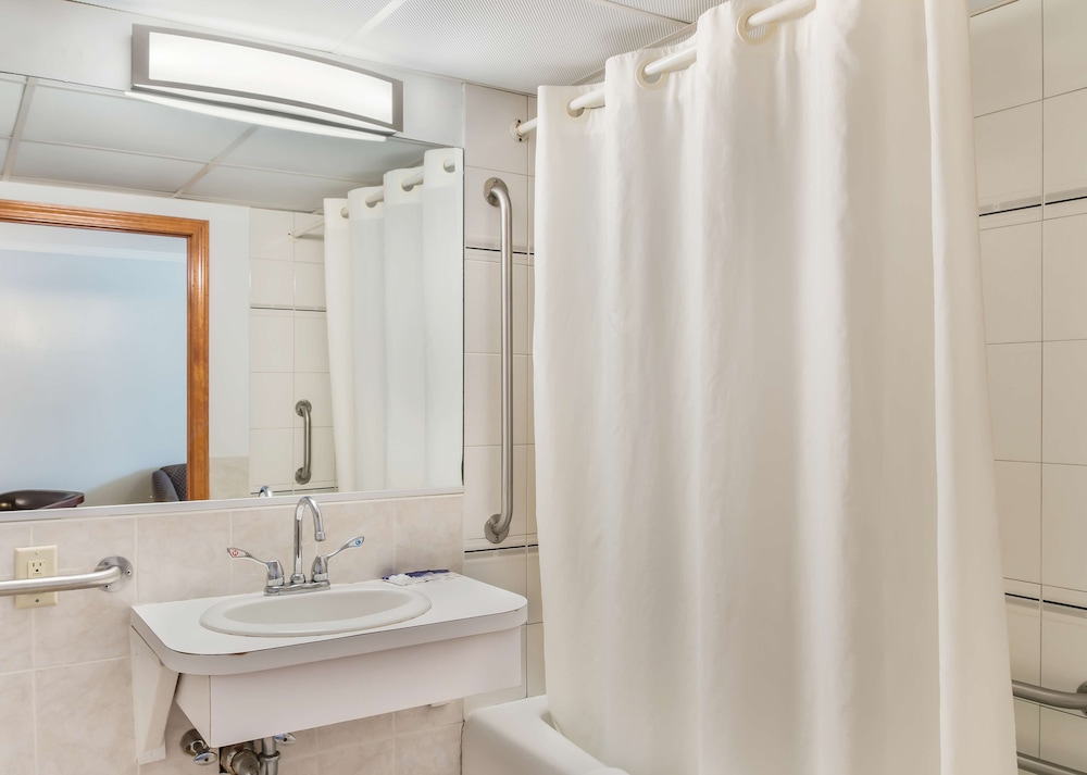 Americas Best Value Inn Suites Hyannis Cape Cod 17/42