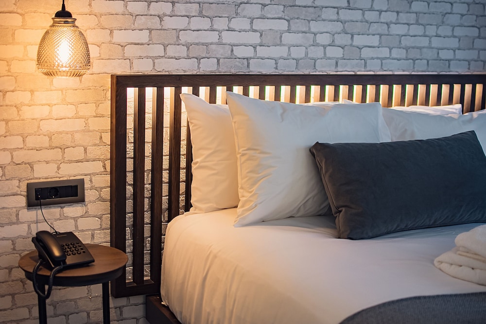 Project 3 Urban Chic Hotel 24/47