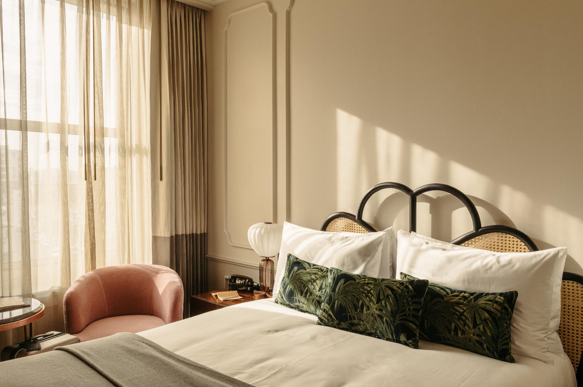 Snug, Queen Bed