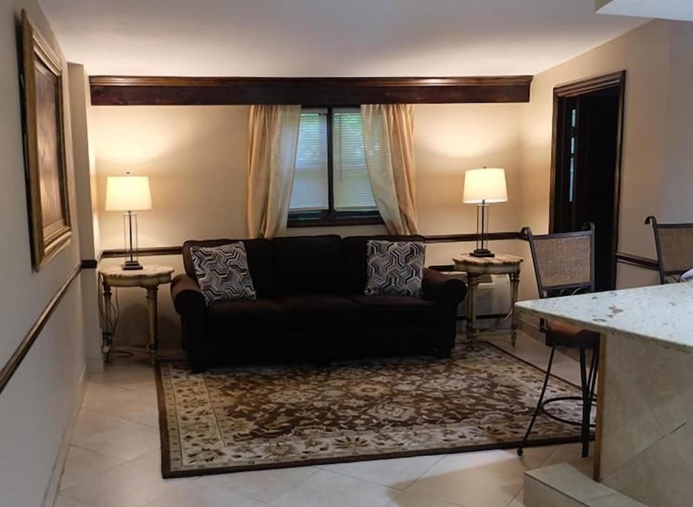 Chalet Inn & Suites Centerport 20/45
