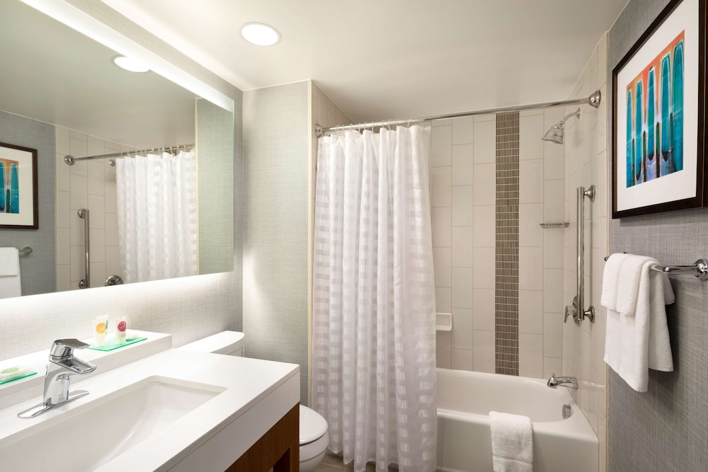 ROOM, KING BED, ACCESSIBLE