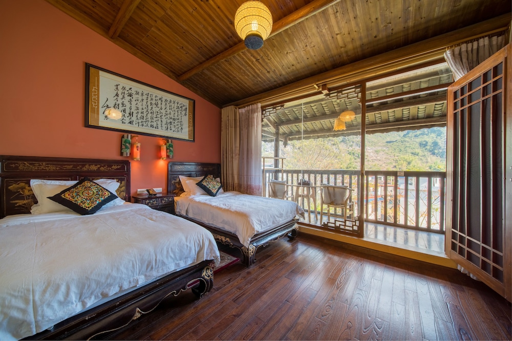 DELUXE, TWIN BEDS