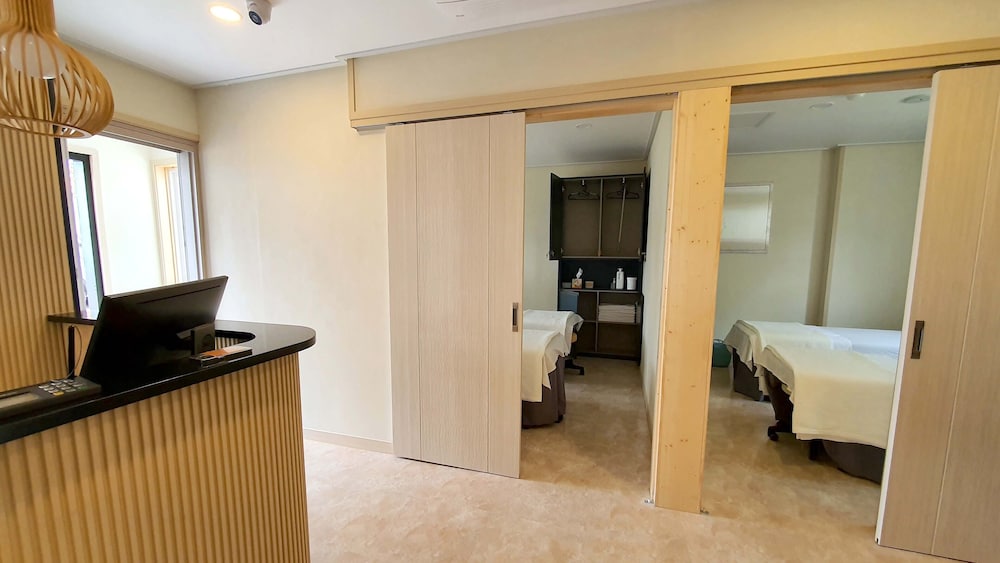 Sea Cliff Hotel Jeju 56/69