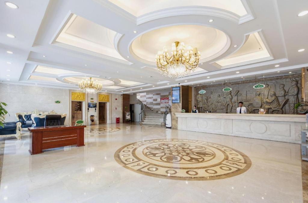 Vienna Hotel Huizhou (Huabianling Square Branch) 8/50