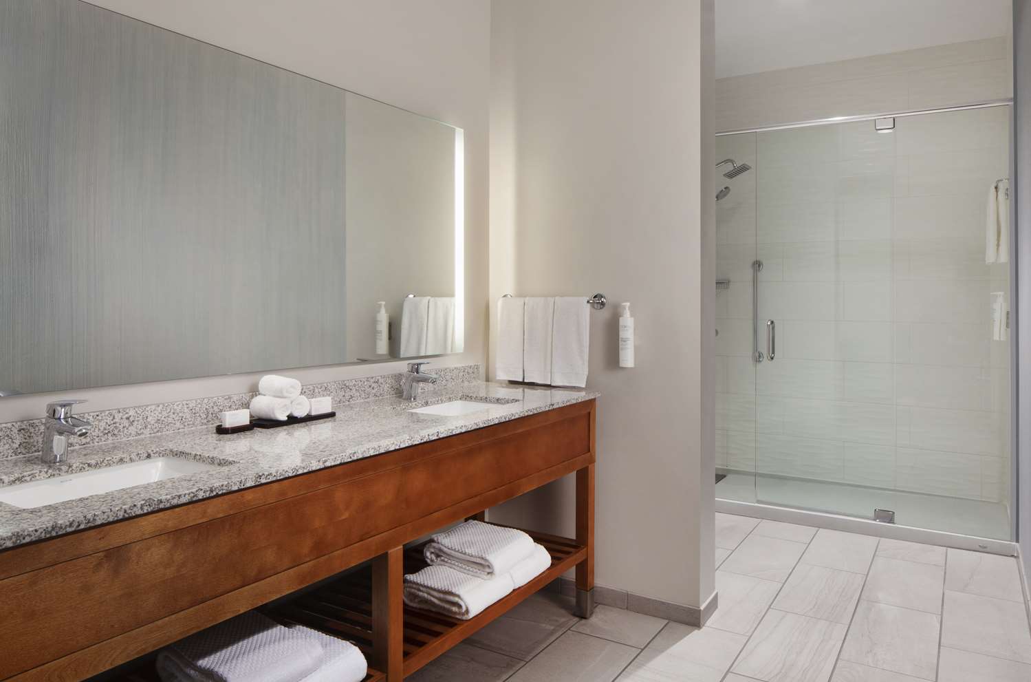 2 Rooms, Suite, Bay View, Corner, Accessible
