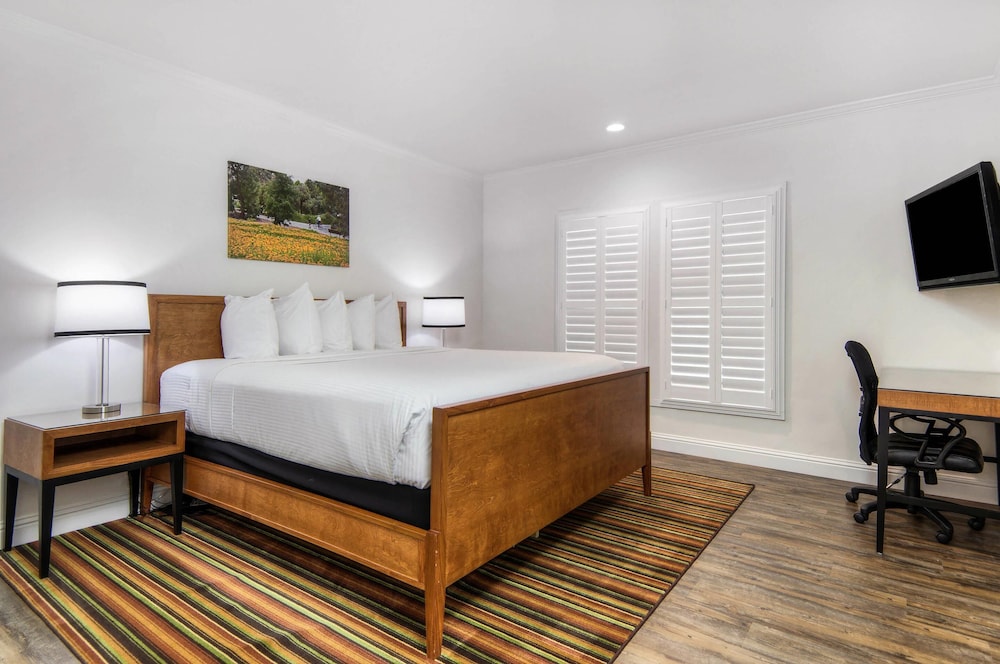 Cottage, Suite, King Bed, Sofa
