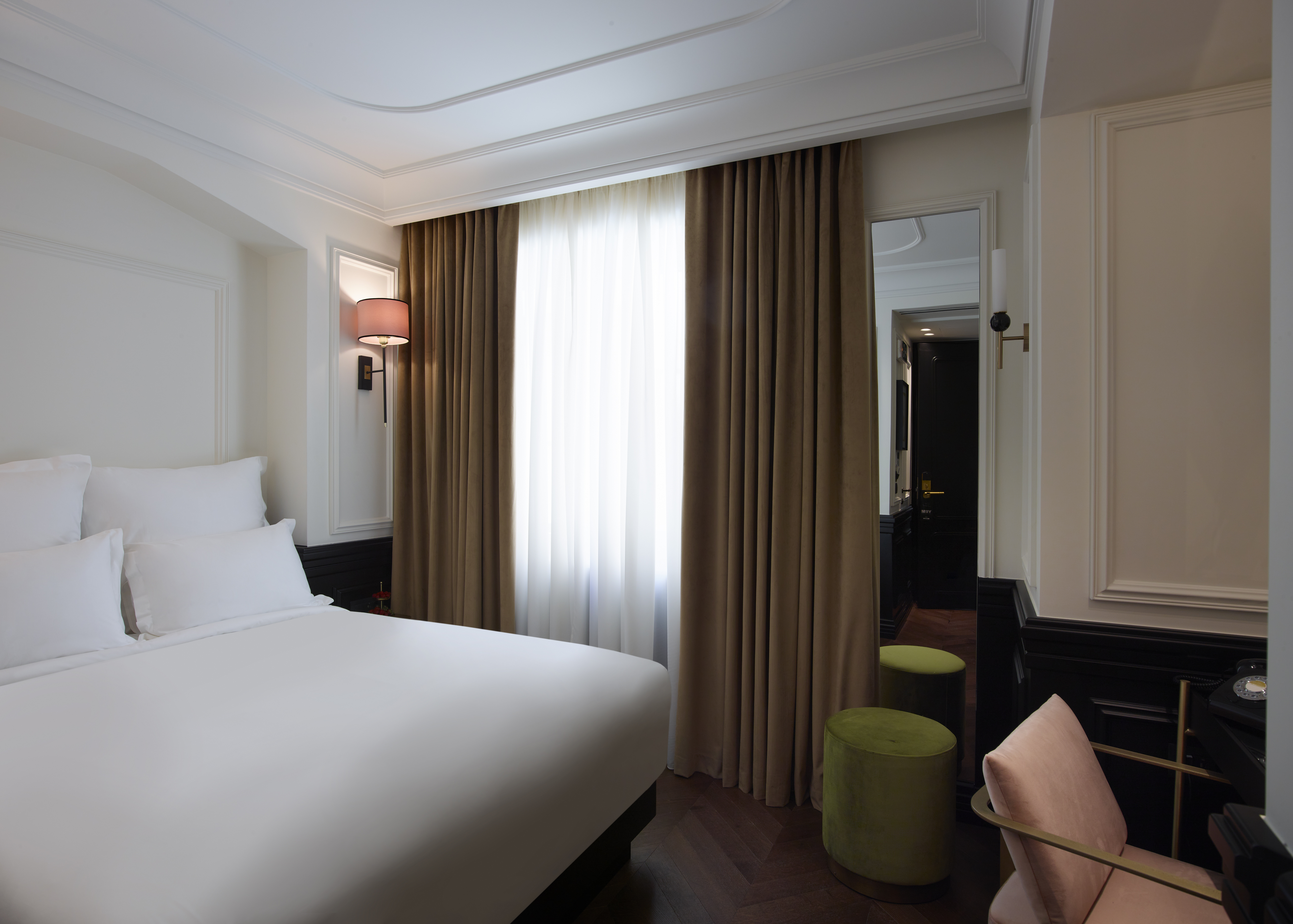 Chic, Queen Bed، Villa Brown Ermou, a member of Brown Hotels 2/2