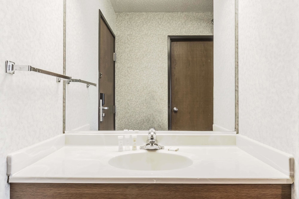 Howard Johnson by Wyndham Manteno 7/33