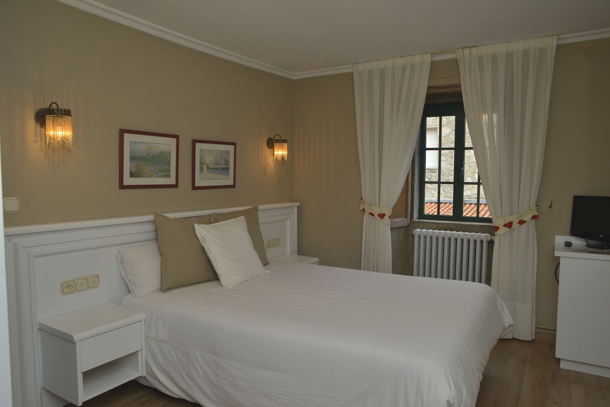 ROOM, SINGLE