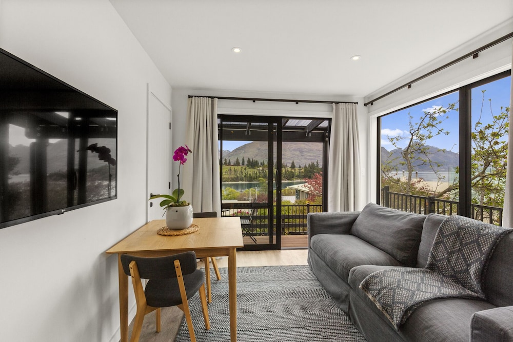 Stay of Queenstown 45/60