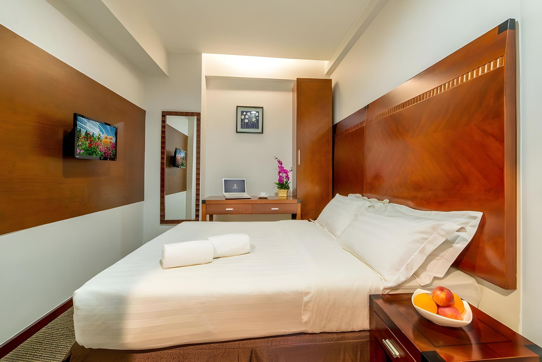 Superior, Queen Bed, No Window