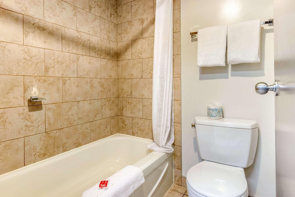 Super 8 by Wyndham Macleod Trail Calgary 14/60
