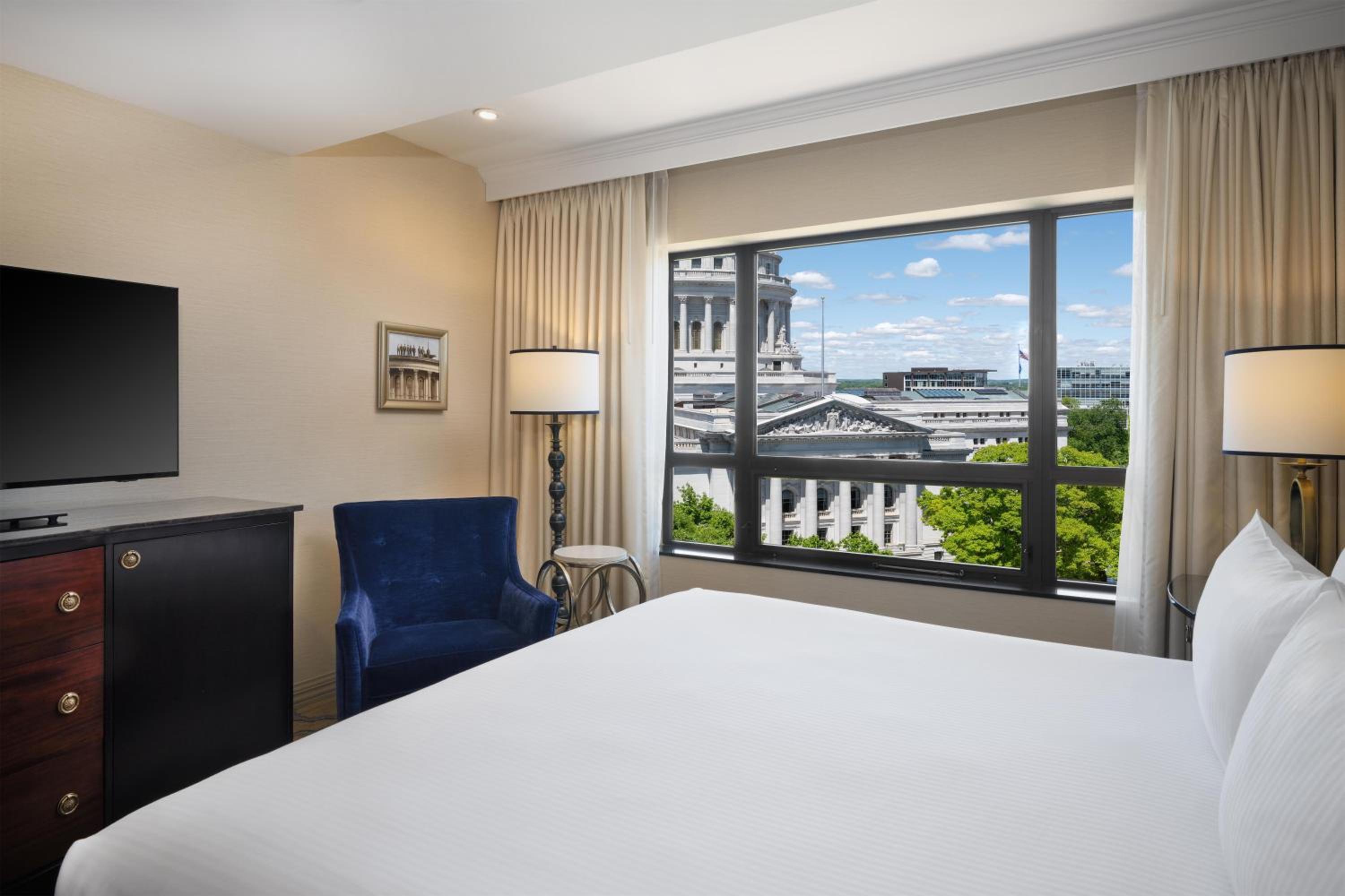 Capitol, Suite, King Bed, Sofa
