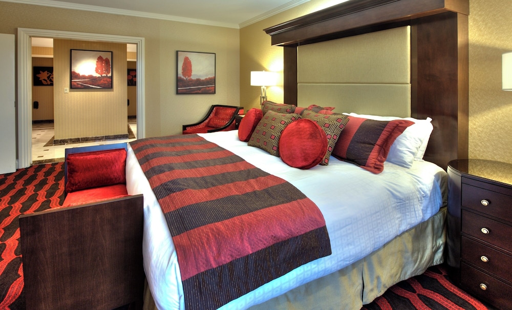 MONARCH, SUITE