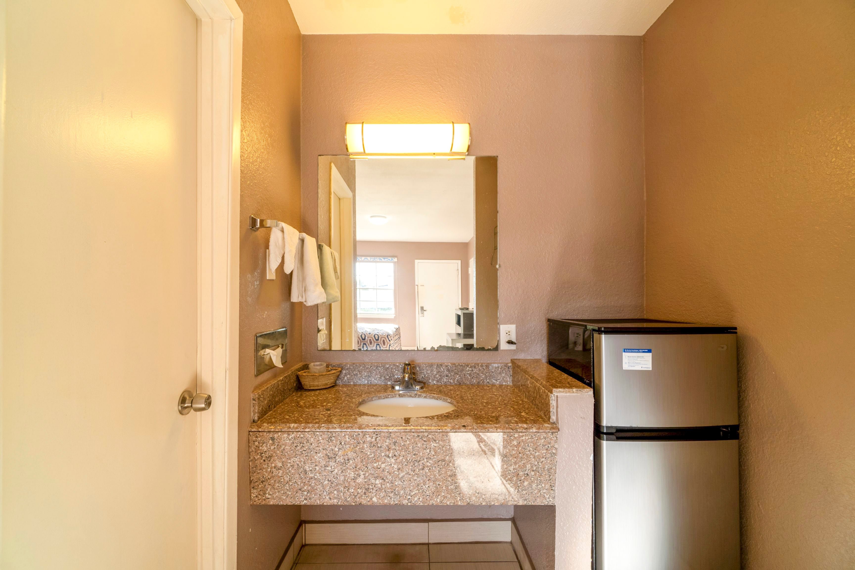 Woodfield Inn & Suites Hotel O, Yoakum TX 111 52/54