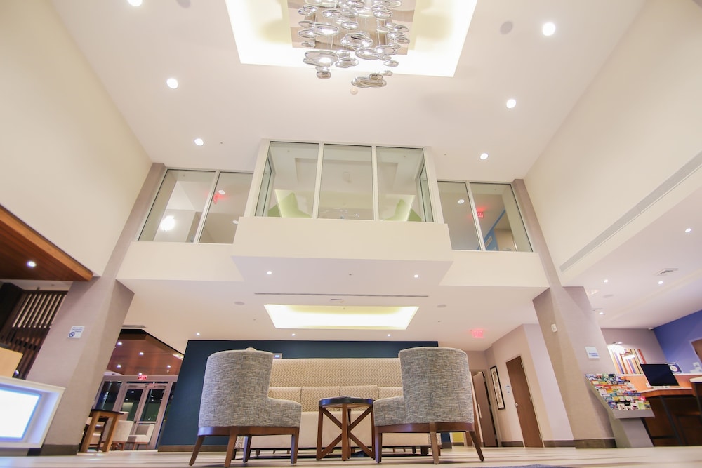 Holiday Inn Express & Suites Miami Airport East 49/69