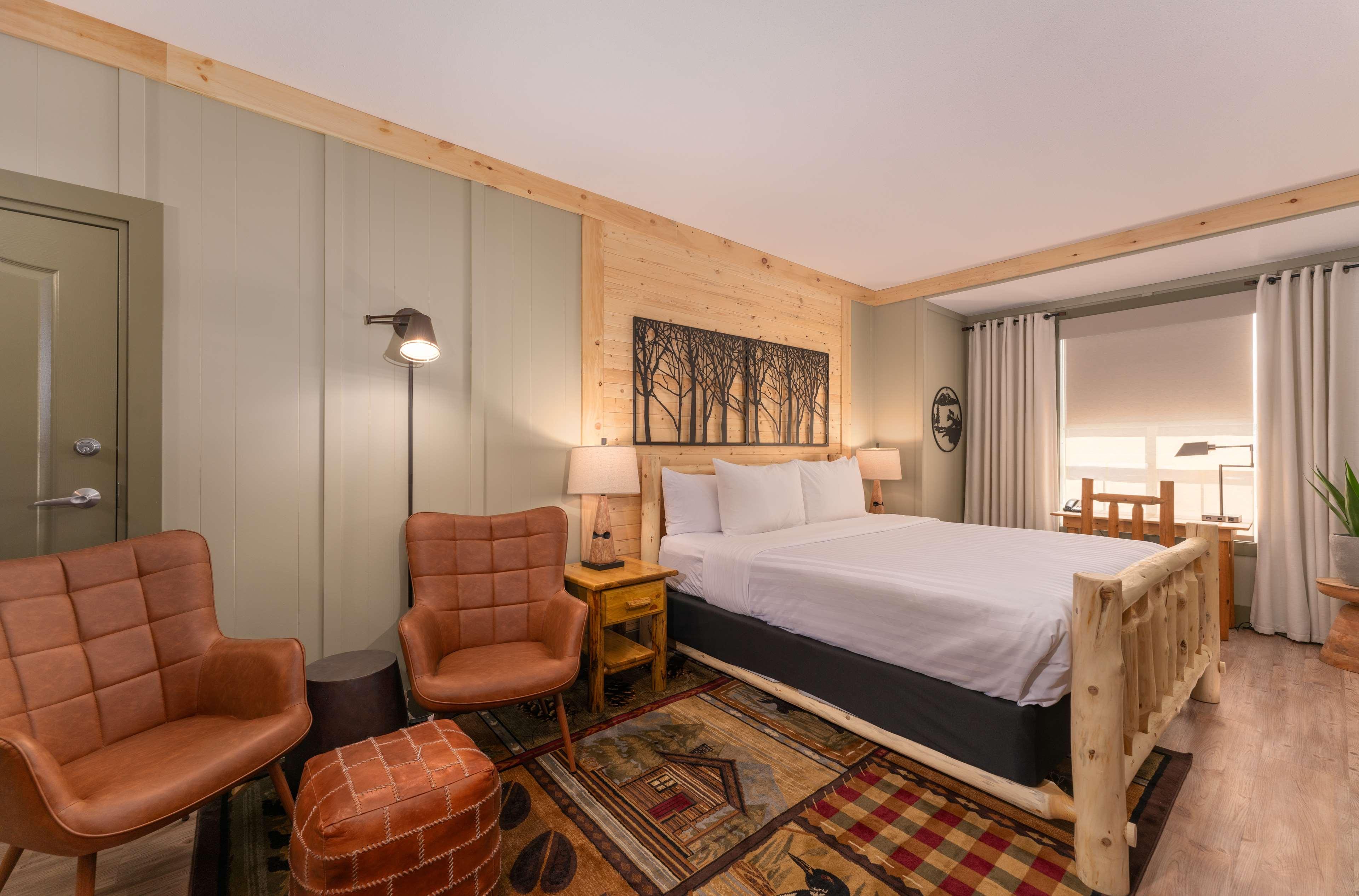Designer, Bunk Bed, Queen Bed, Jetted Tub