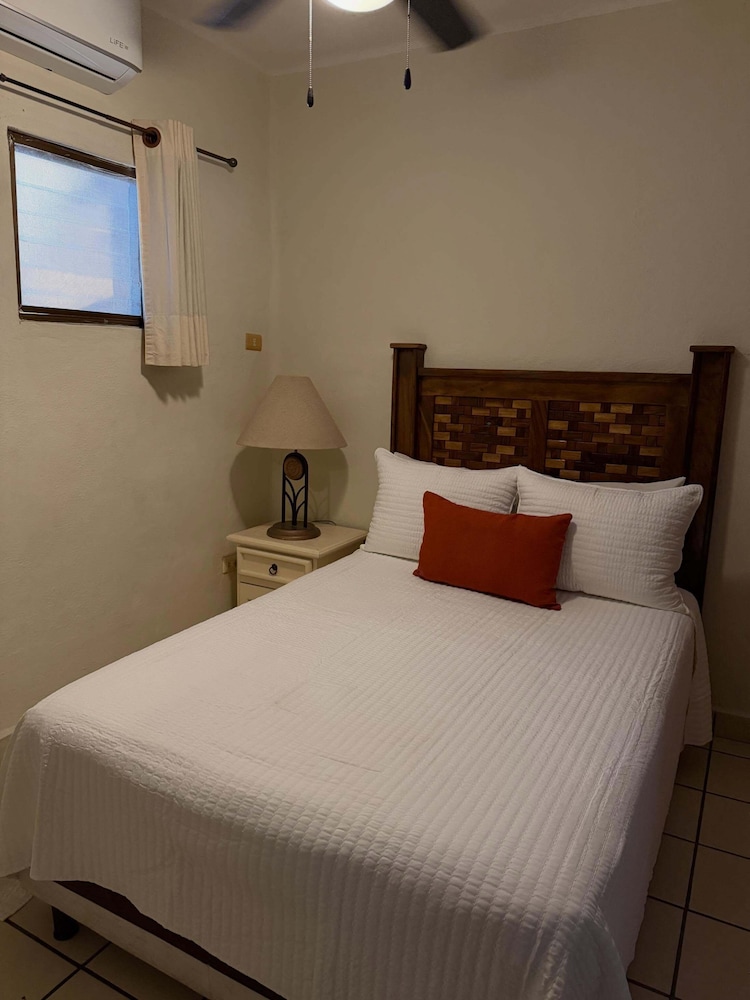 4 BEDROOMS, VILLA, KING BED, 4 QUEEN BEDS, PARTIAL OCEAN VIEW, SOFA