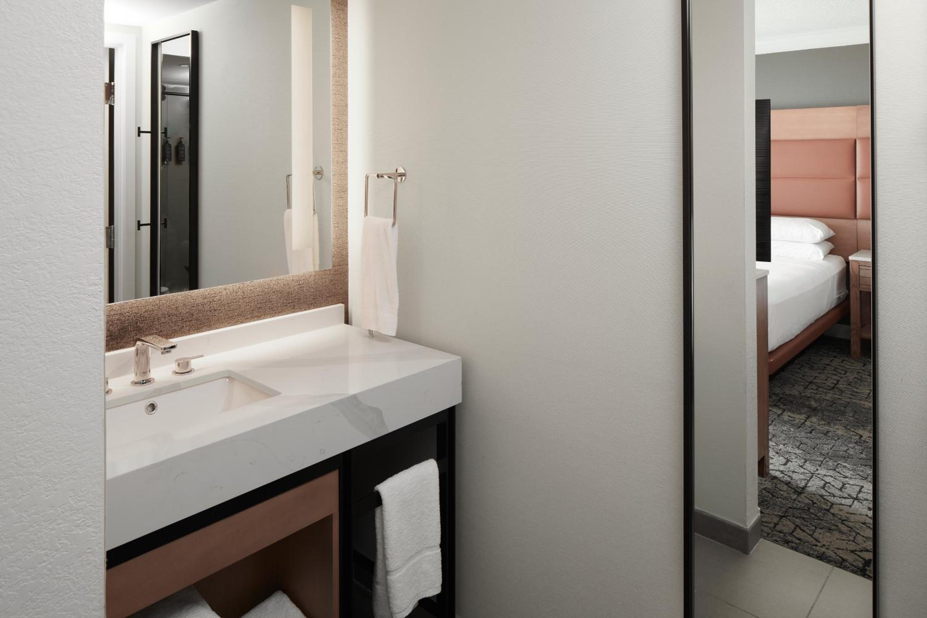غرفة بسرير كينج، Sheraton Virginia Beach Oceanfront Hotel 7/10