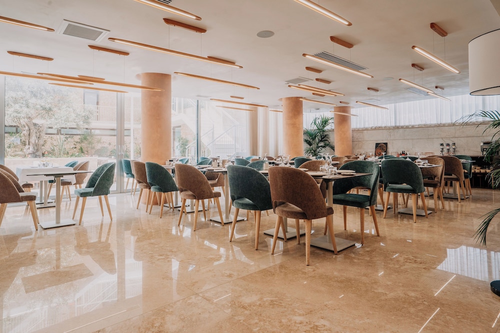 Reef Hotel & Spa 74/87