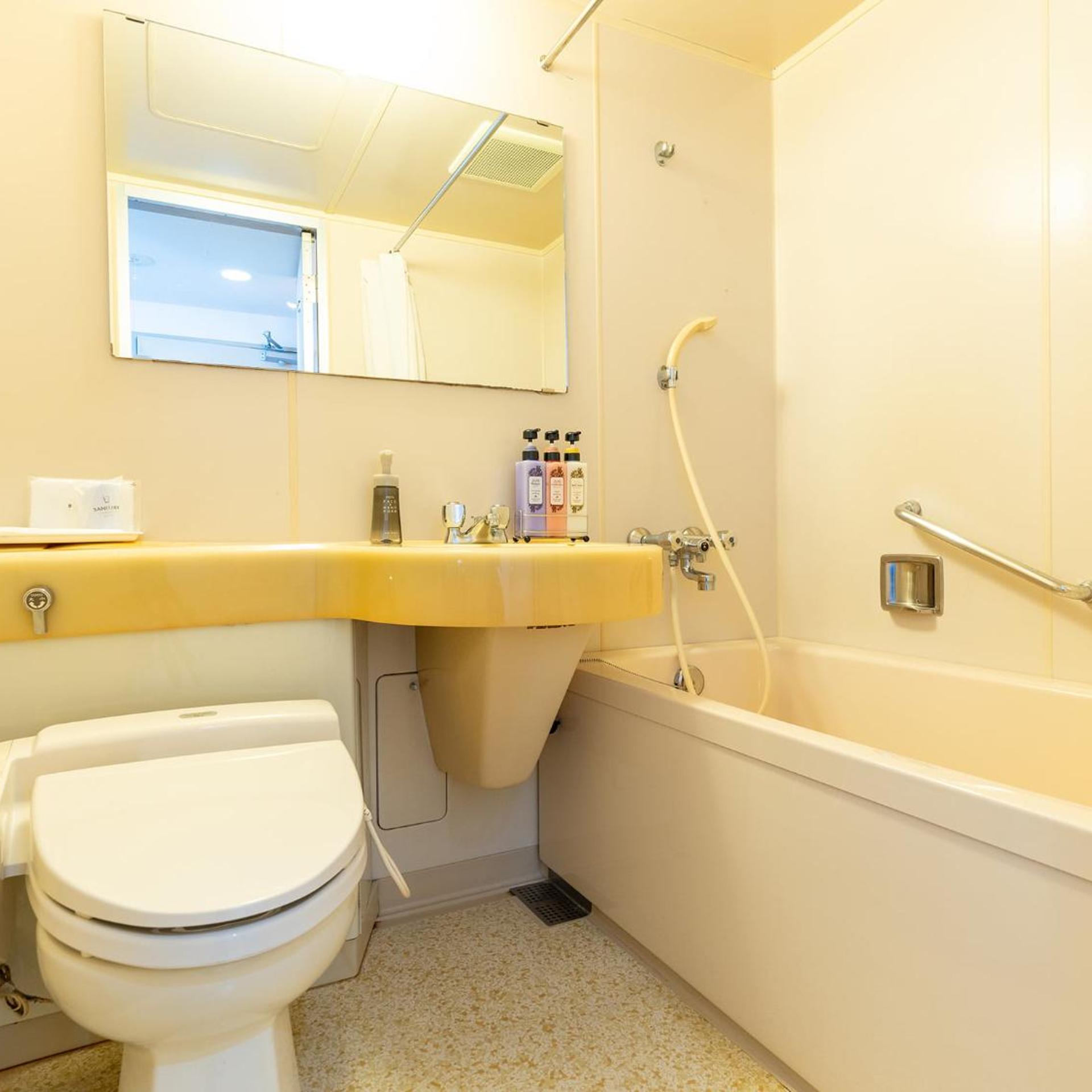 غرفة مفردة، Hotel New Century 6/13