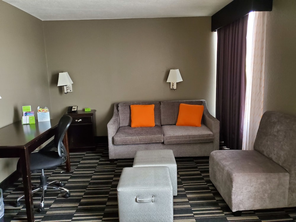 La Quinta Inn & Suites by Wyndham Memphis Airport Graceland 49/71