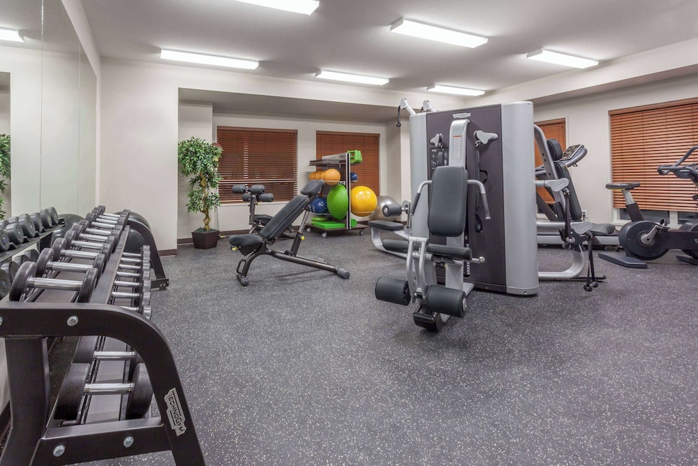 Microtel Inn & Suites by Wyndham Oyster Bay 31/56