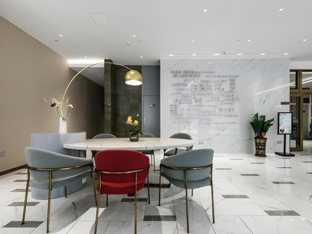 Magnotel Hotel (Dongxing Guomen Port) 14/50