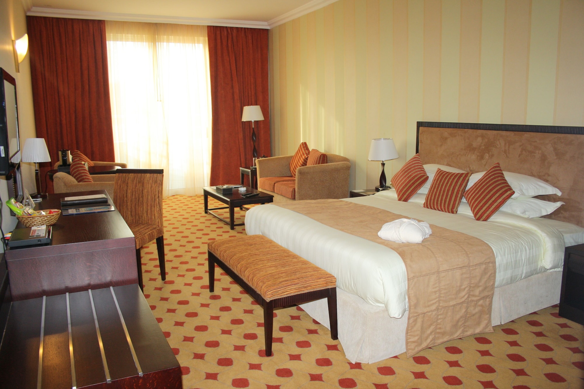 EXECUTIVE, SUITE, KING BED
