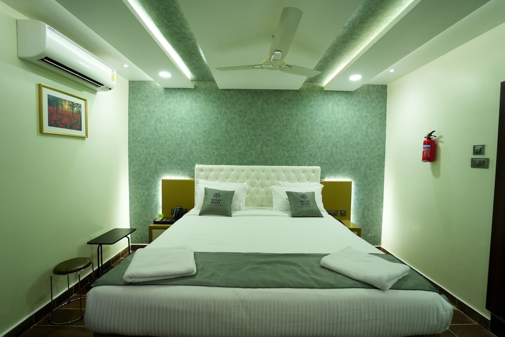 LUXURY, KING BED