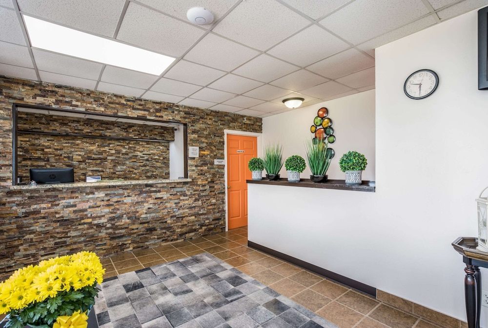 Econo Lodge Neenah 9/43