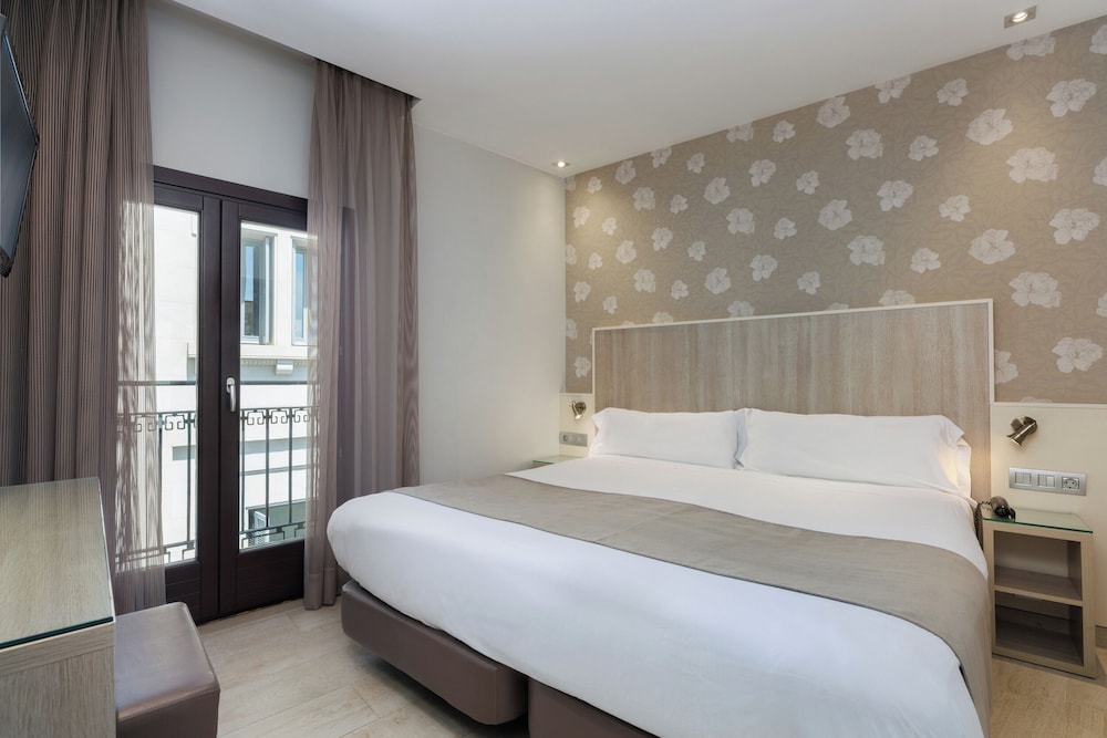 ROOM, DOUBLE BED