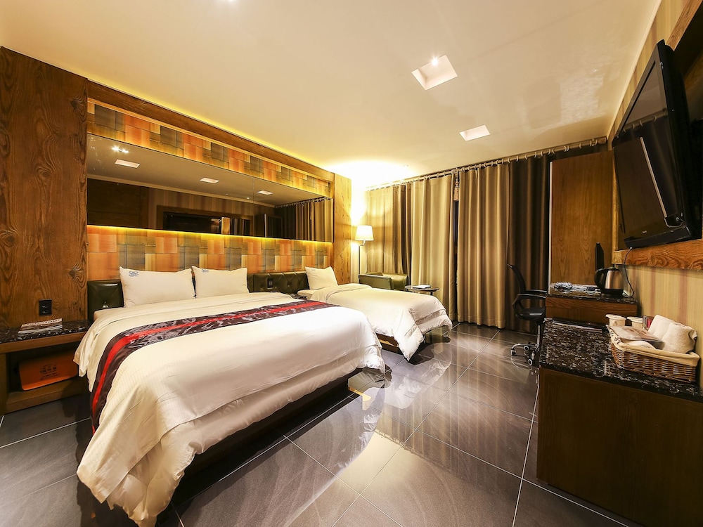 Zenith Hotel 41/63