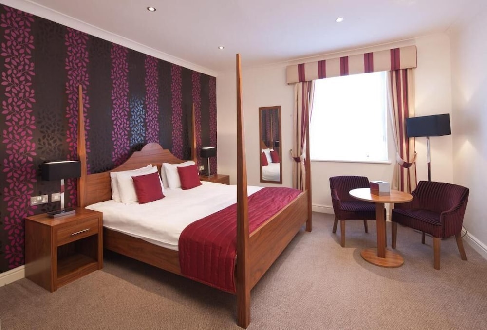 The Boleyn Hotel 8/50