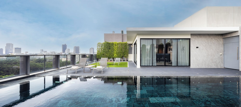 Walton Suites Sukhumvit 23/49