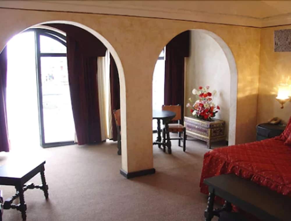 Hotel Castillo Santa Cecilia 38/70