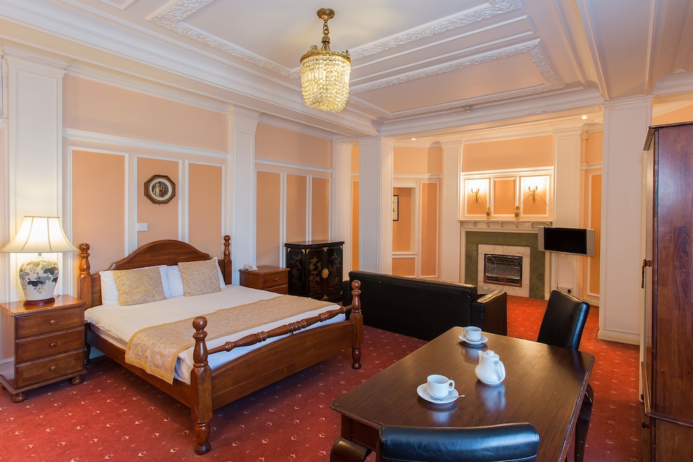 Adelphi Hotel 25/69